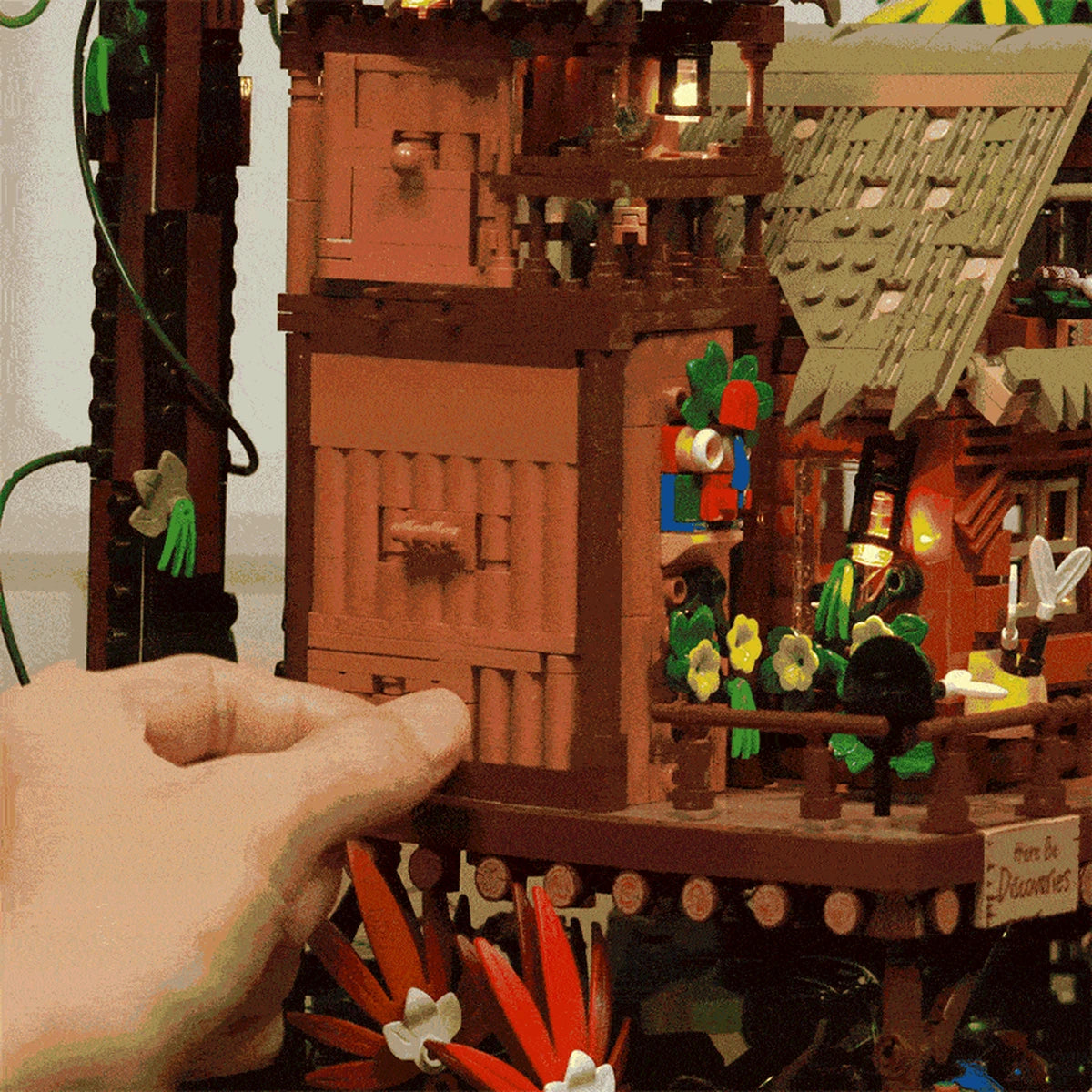 Lumibricks Retro House 10015 Misty Forest Cabin - Image 2