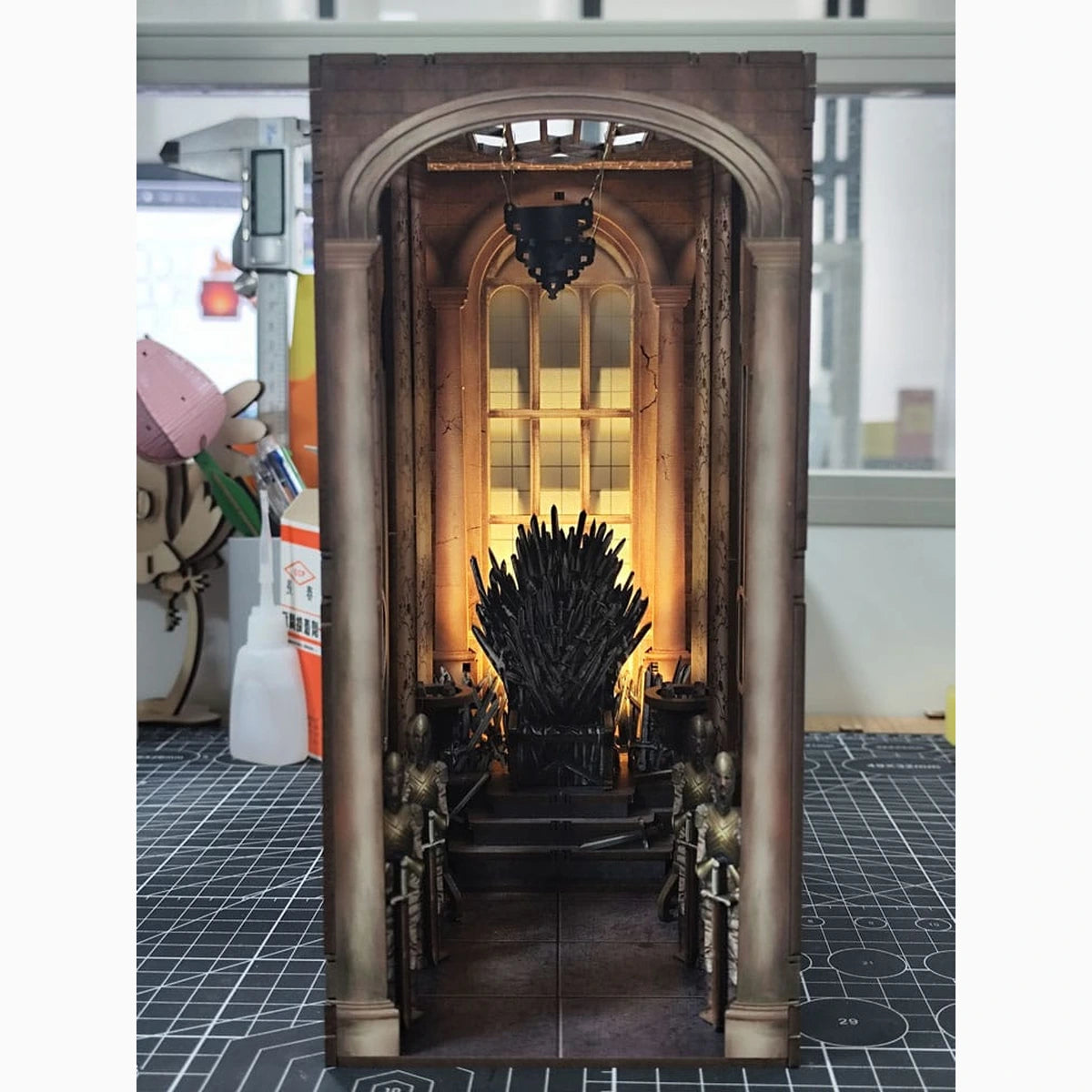 House of the Dragon maquette Book Nook Tiny Adventures Iron Throne 23 cm - Image 4