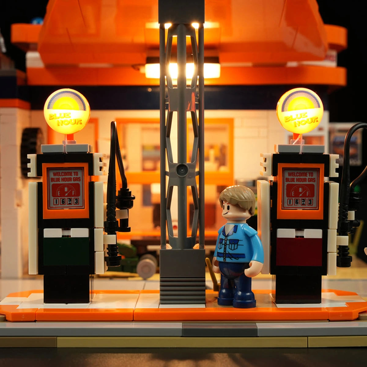 Lumibricks Road Trip 18003 Gas Station - Image 3