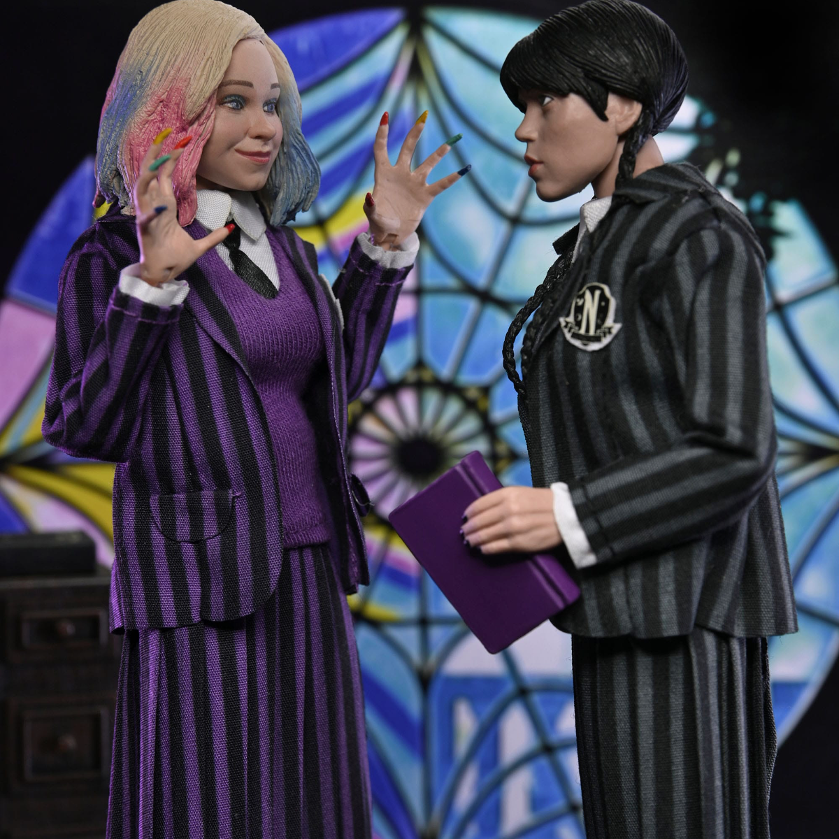 Mercredi Wednesday Pack de 2 figurines Wednesday Addams (Nevermore Uniform) et Enid 20cm Neca