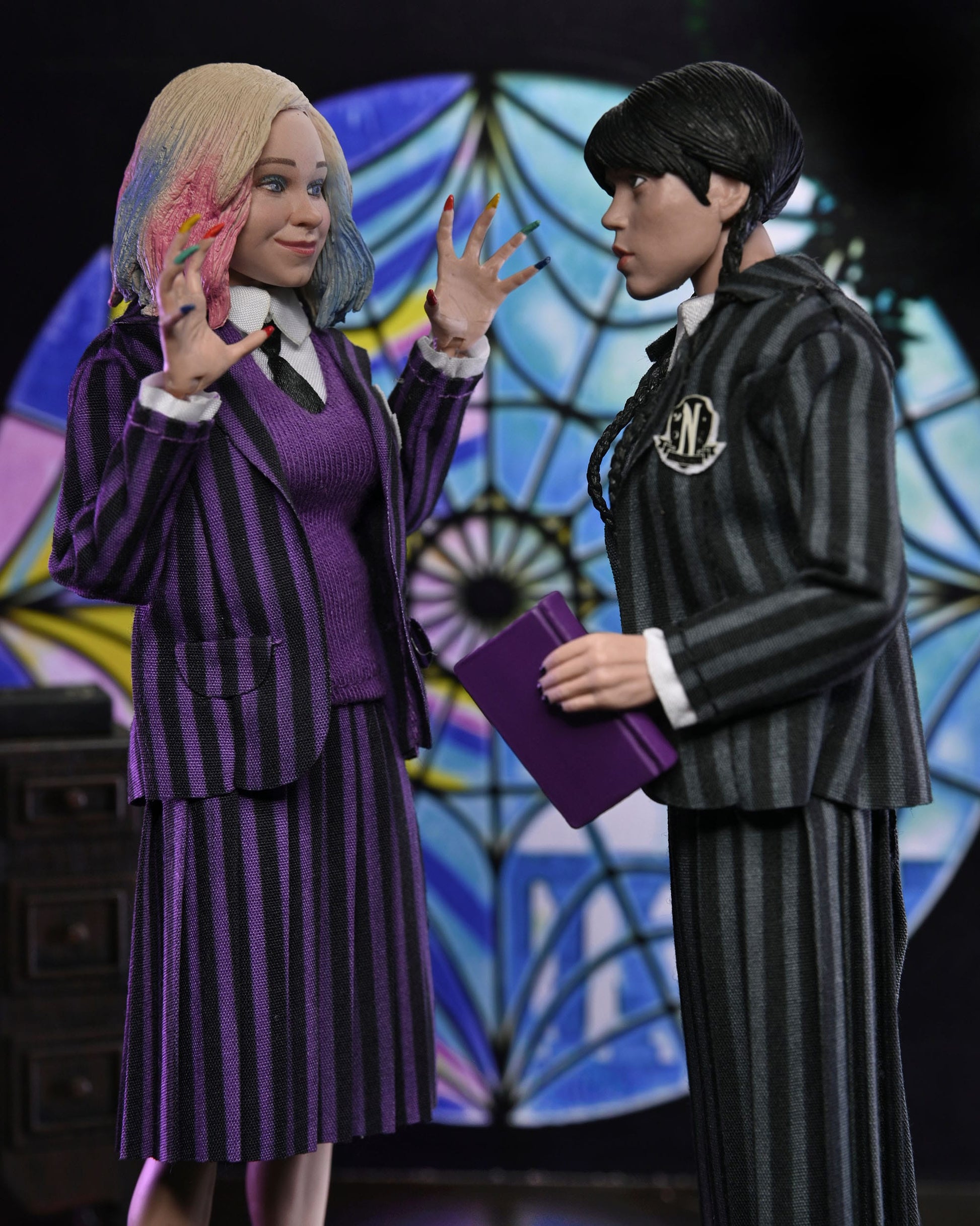 Mercredi Wednesday Pack de 2 figurines Wednesday Addams (Nevermore Uniform) et Enid 20cm Neca