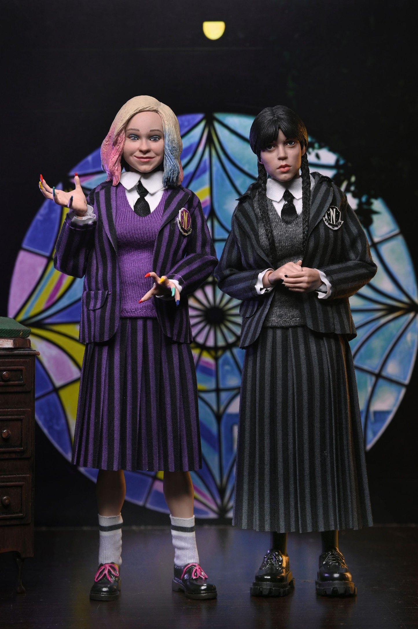 Mercredi Wednesday Pack de 2 figurines Wednesday Addams (Nevermore Uniform) et Enid 20cm Neca