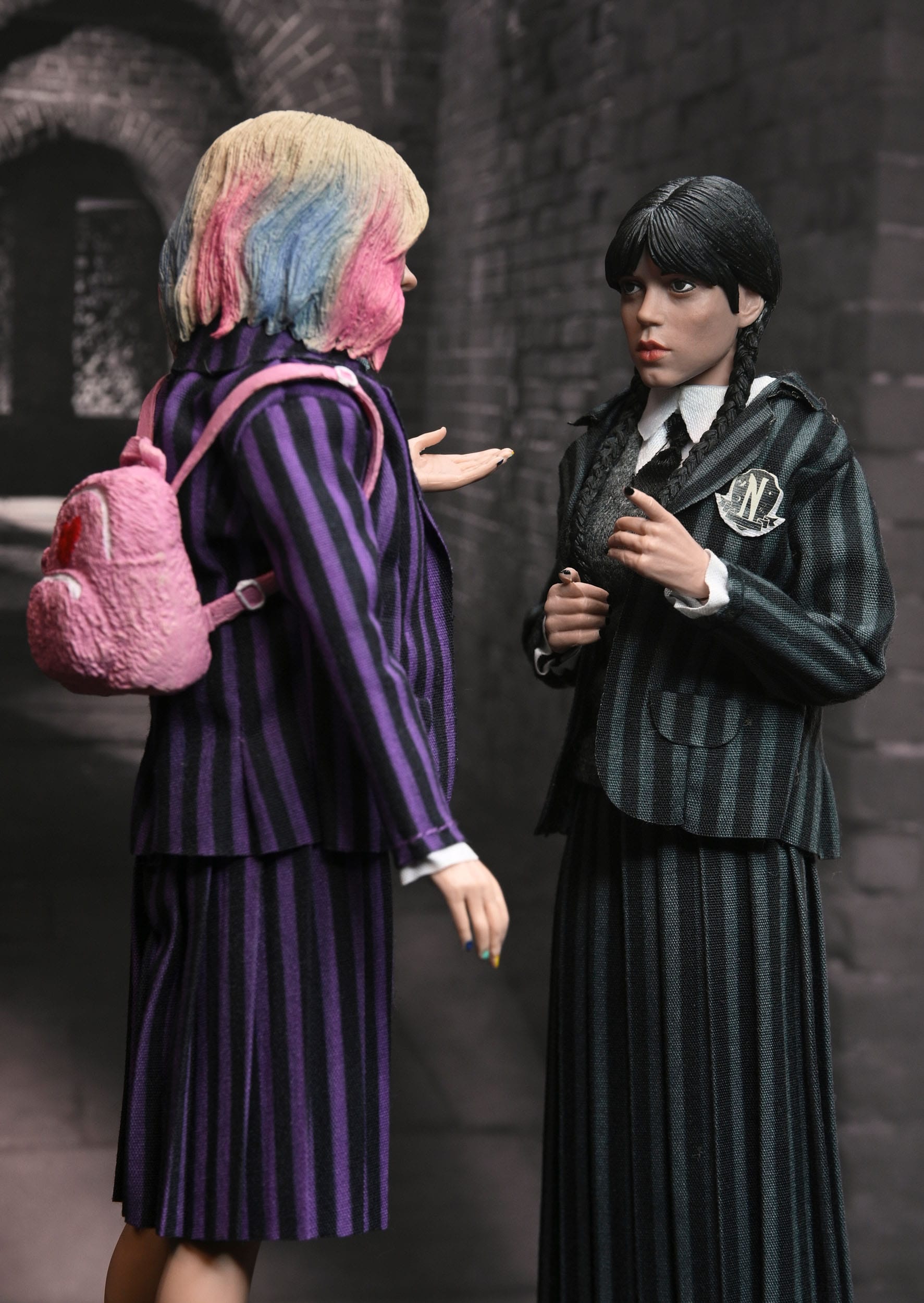 Mercredi Wednesday Pack de 2 figurines Wednesday Addams (Nevermore Uniform) et Enid 20cm Neca