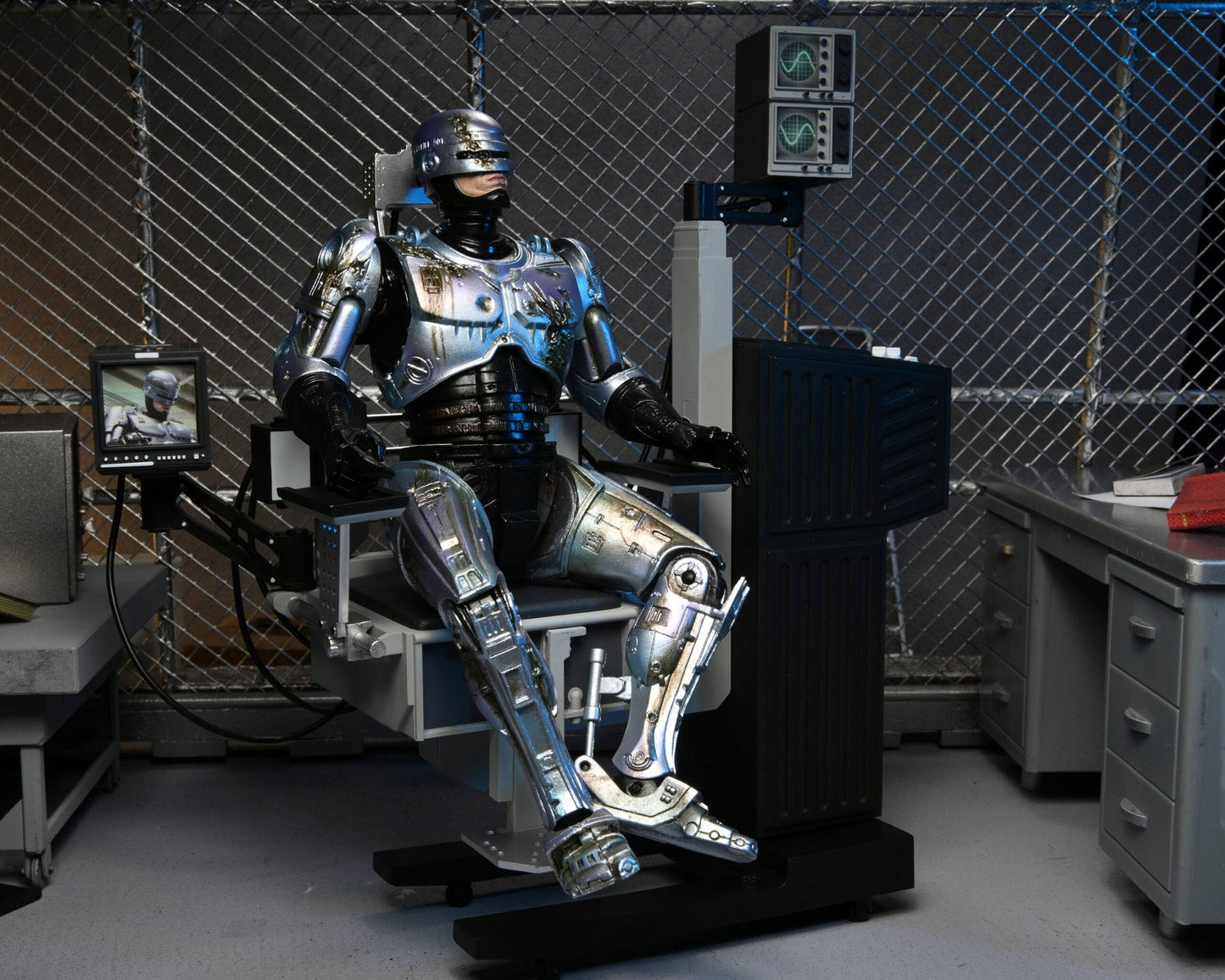 RoboCop figurine Ultimate Battle Damaged RoboCop with Chair 18 cm Neca