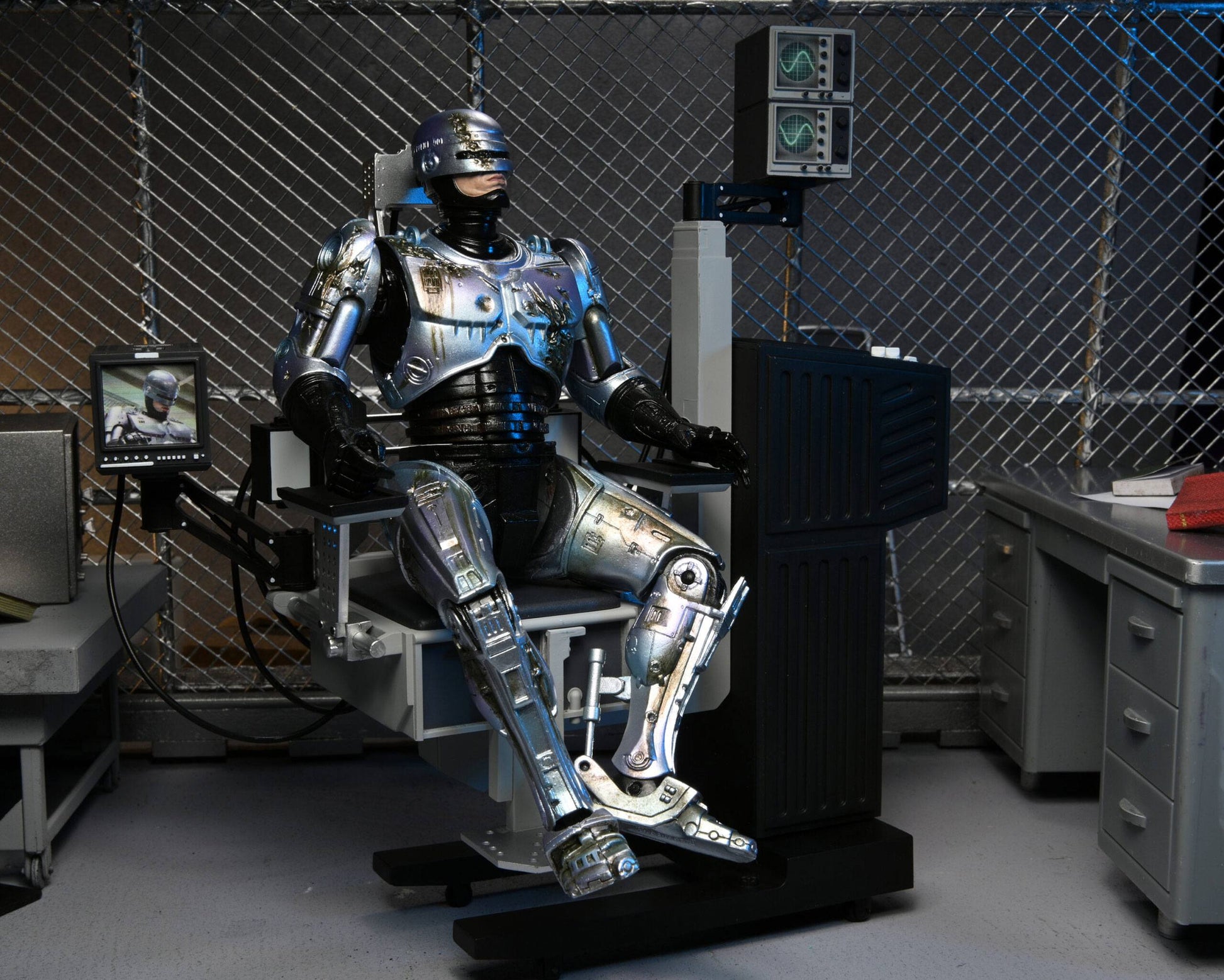RoboCop figurine Ultimate Battle Damaged RoboCop with Chair 18 cm Neca