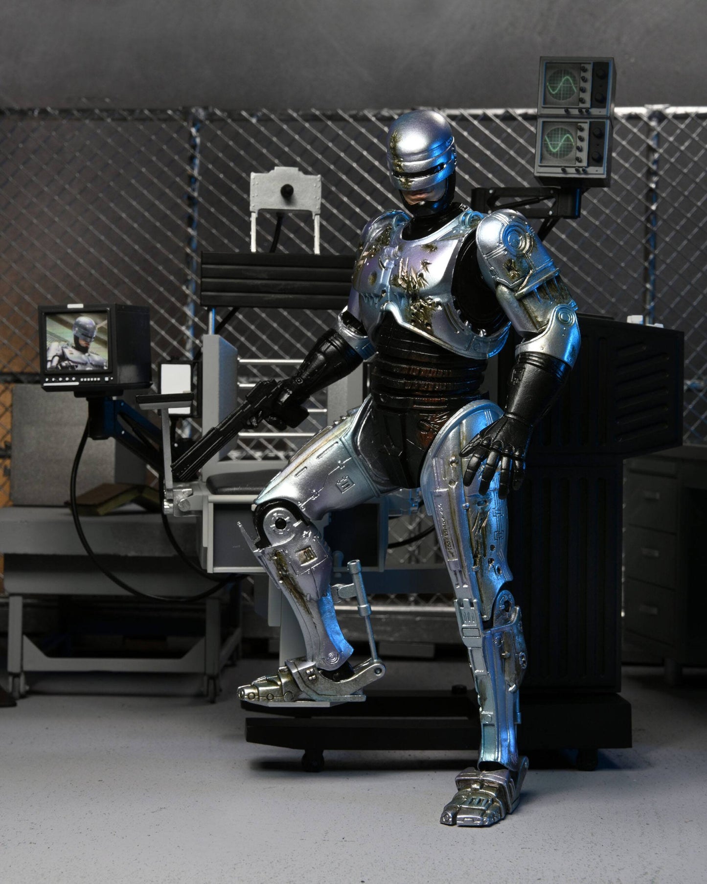 RoboCop figurine Ultimate Battle Damaged RoboCop with Chair 18 cm Neca
