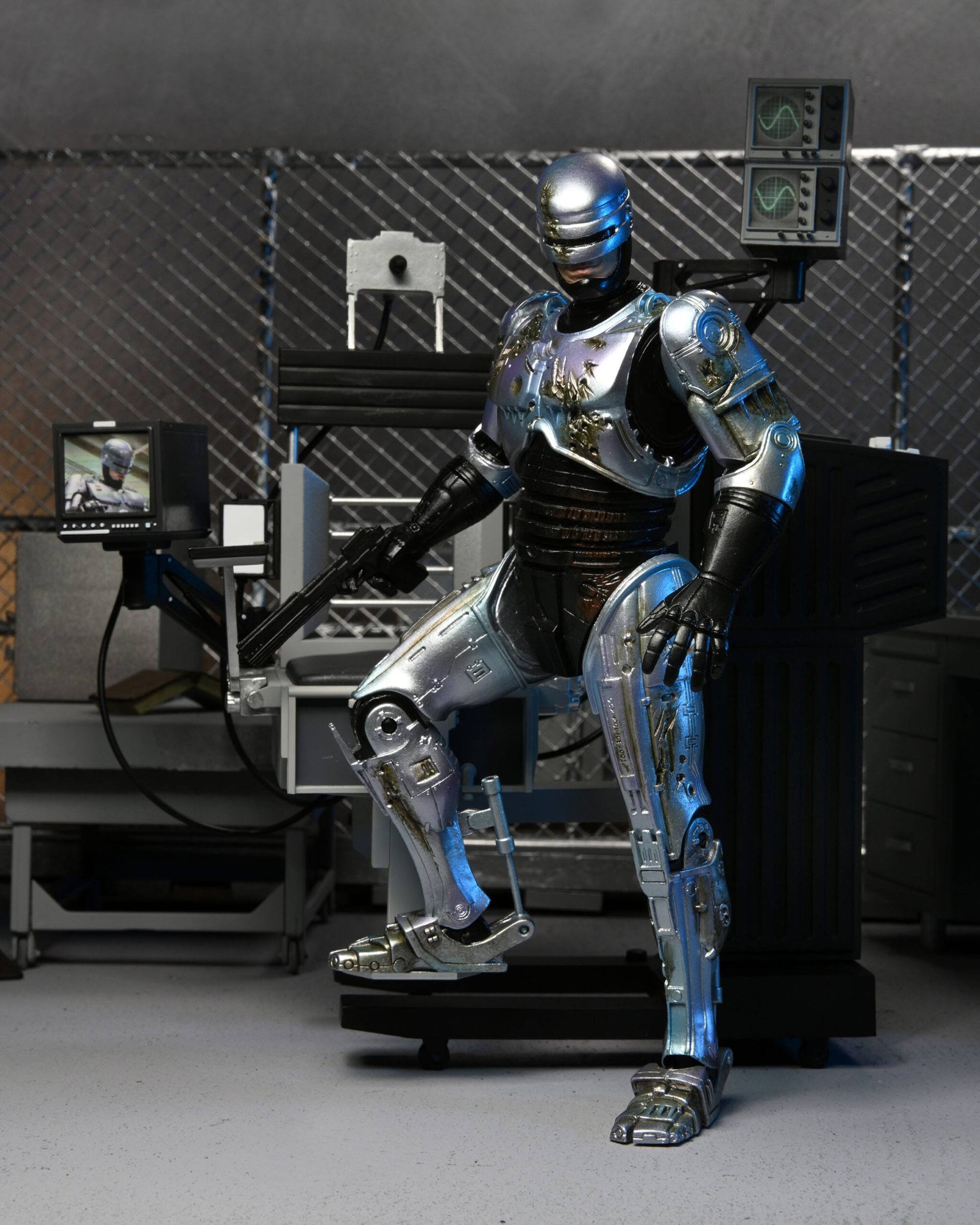 RoboCop figurine Ultimate Battle Damaged RoboCop with Chair 18 cm Neca