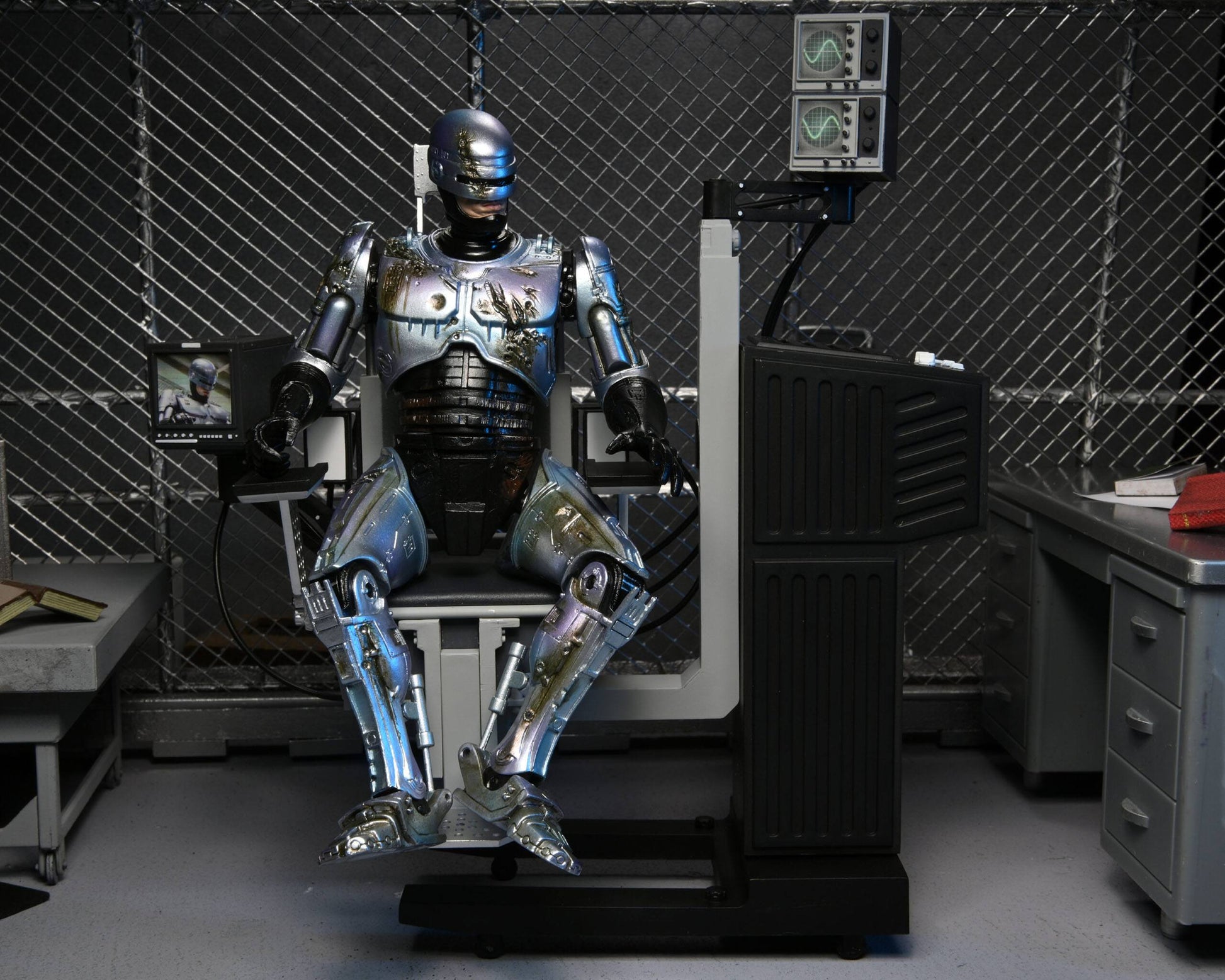RoboCop figurine Ultimate Battle Damaged RoboCop with Chair 18 cm Neca