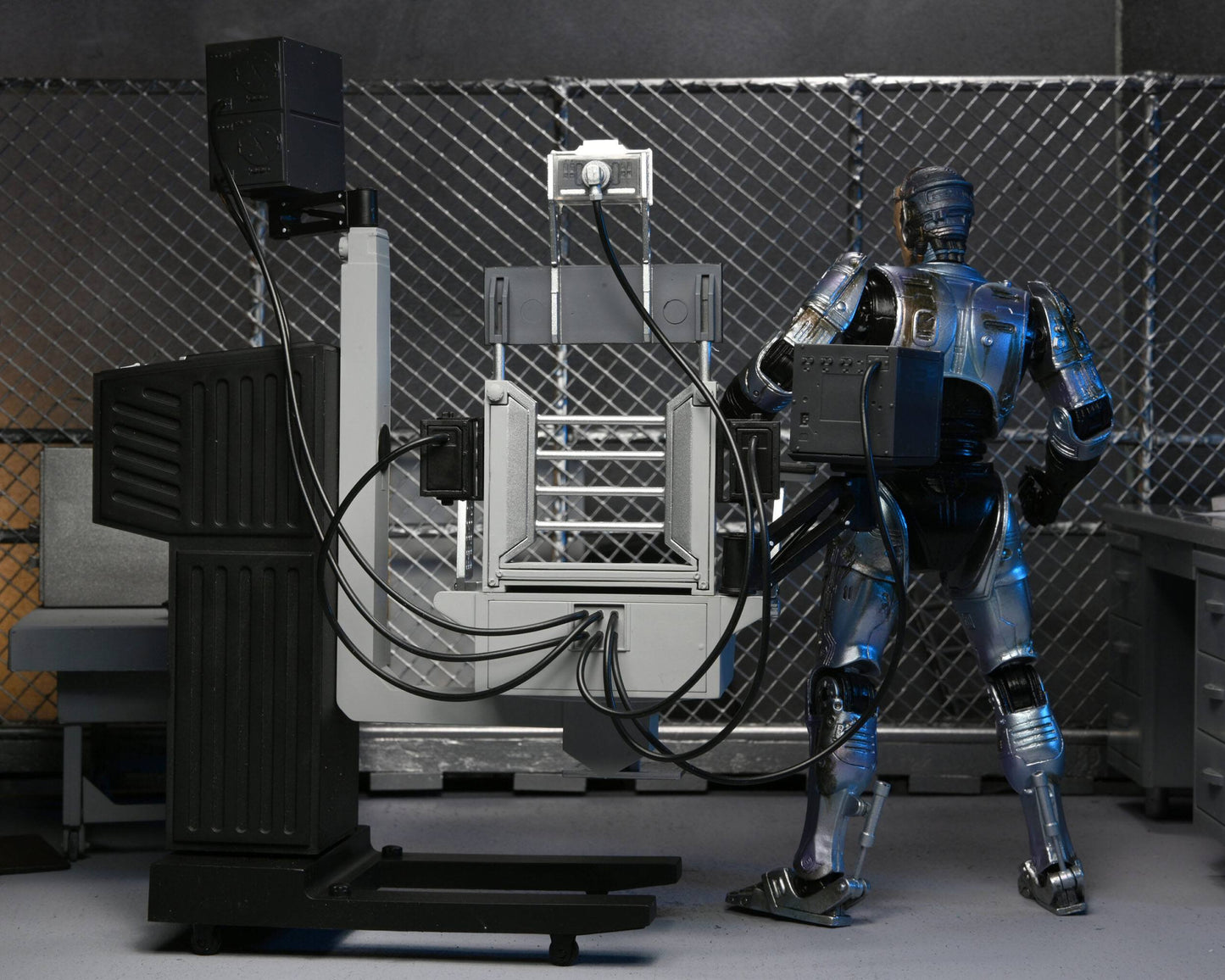 RoboCop figurine Ultimate Battle Damaged RoboCop with Chair 18 cm Neca