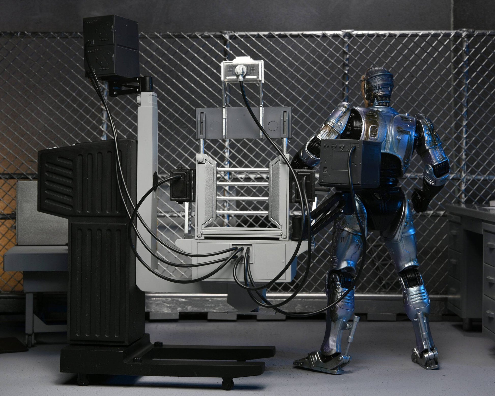 RoboCop figurine Ultimate Battle Damaged RoboCop with Chair 18 cm Neca