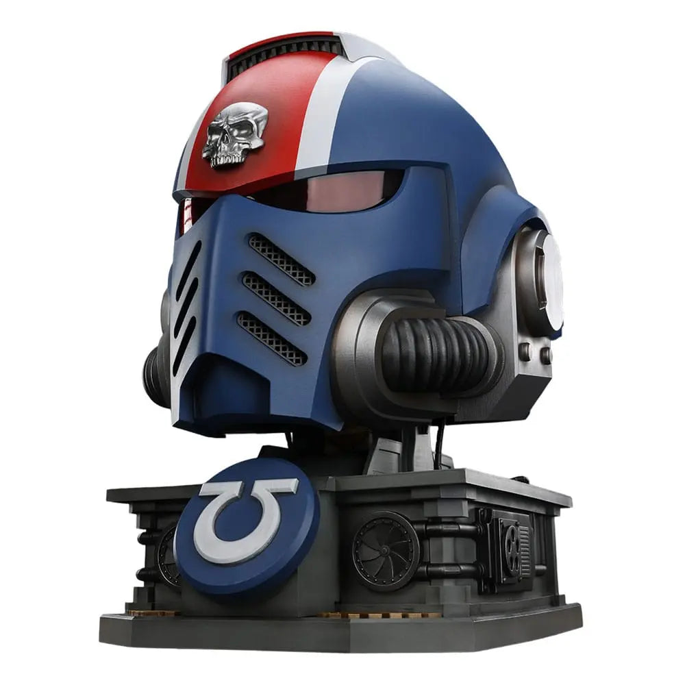 Warhammer 40000 Space Marine 2 replique Ultramarines Lieutenant Titus casque avec présentoir 44 cm - Rue Du Retro