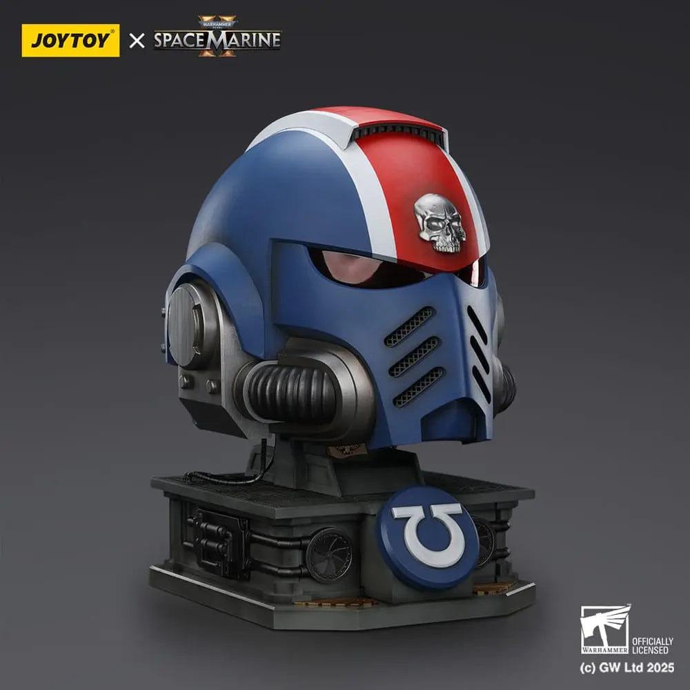 Warhammer 40000 Space Marine 2 replique Ultramarines Lieutenant Titus casque avec présentoir 44 cm - Rue Du Retro
