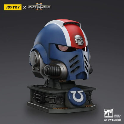 Warhammer 40000 Space Marine 2 replique Ultramarines Lieutenant Titus casque avec présentoir 44 cm - Rue Du Retro