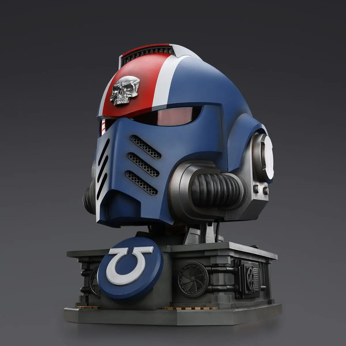 Warhammer 40000 Space Marine 2 replique Ultramarines Lieutenant Titus casque avec présentoir 44 cm - Rue Du Retro