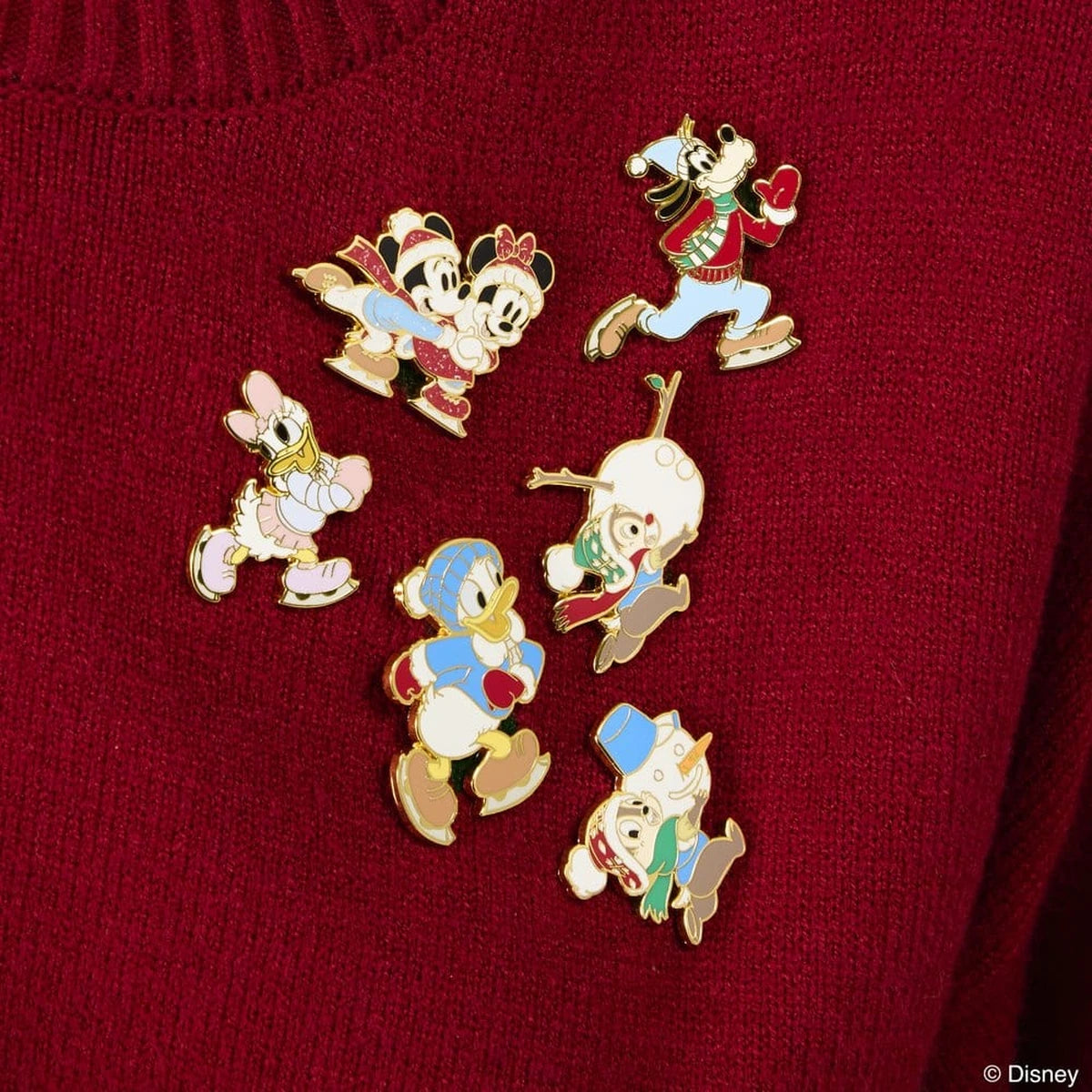 Mickey & Friends by Loungefly présentoir pin's émaillés Winter Activities Blind (12) - Image 2
