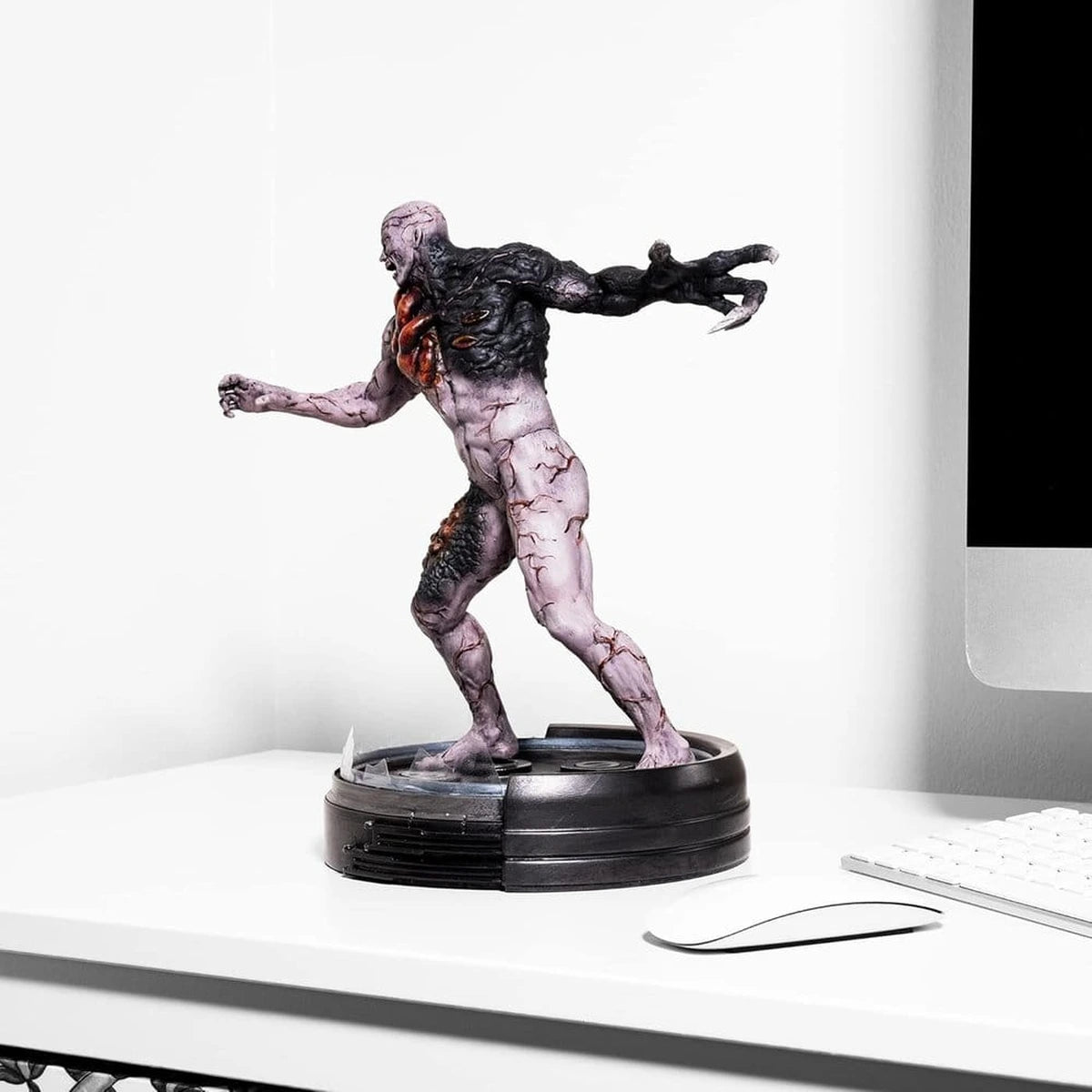 Resident Evil Statue Tyrant - Image 3