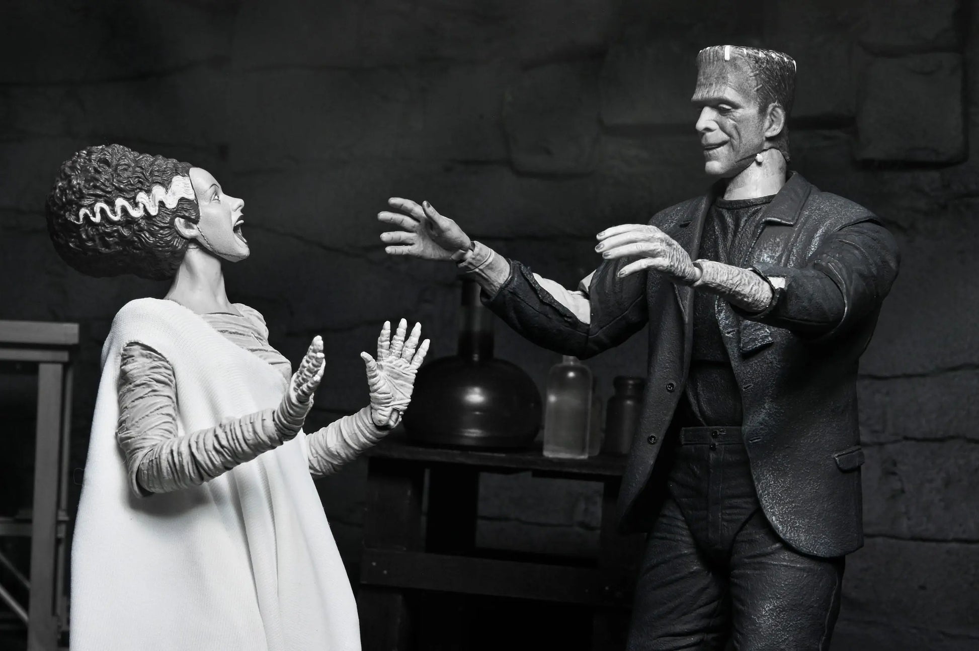 Frankenstein's Monster Universal Monsters figurine Ultimate (Bride of Frankenstein) (B&W) 18 cm Neca
