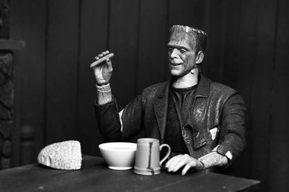 Frankenstein's Monster Universal Monsters figurine Ultimate (Bride of Frankenstein) (B&W) 18 cm Neca