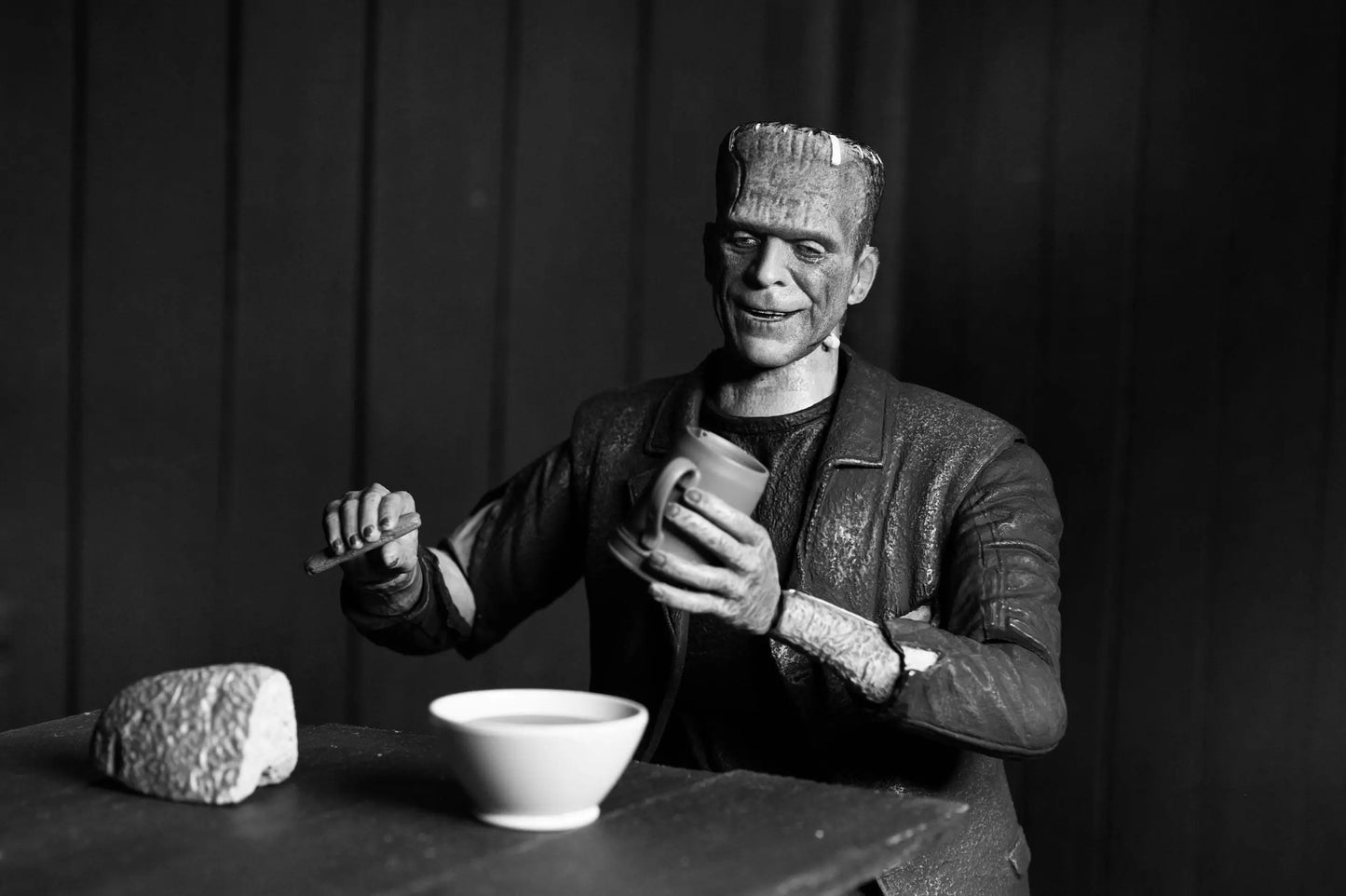 Frankenstein's Monster Universal Monsters figurine Ultimate (Bride of Frankenstein) (B&W) 18 cm Neca
