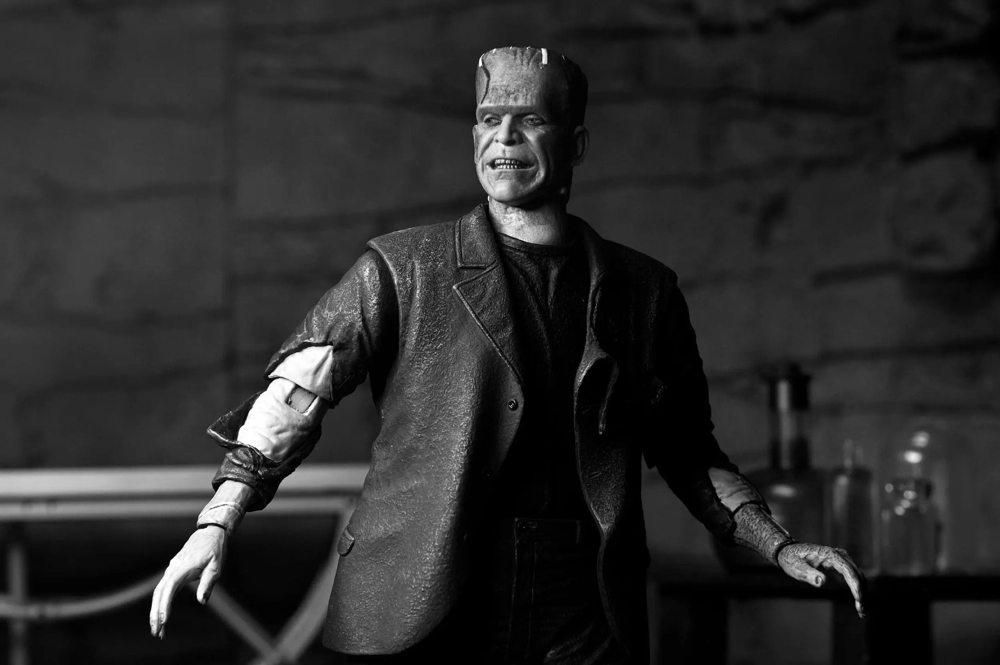 Frankenstein's Monster Universal Monsters figurine Ultimate (Bride of Frankenstein) (B&W) 18 cm Neca