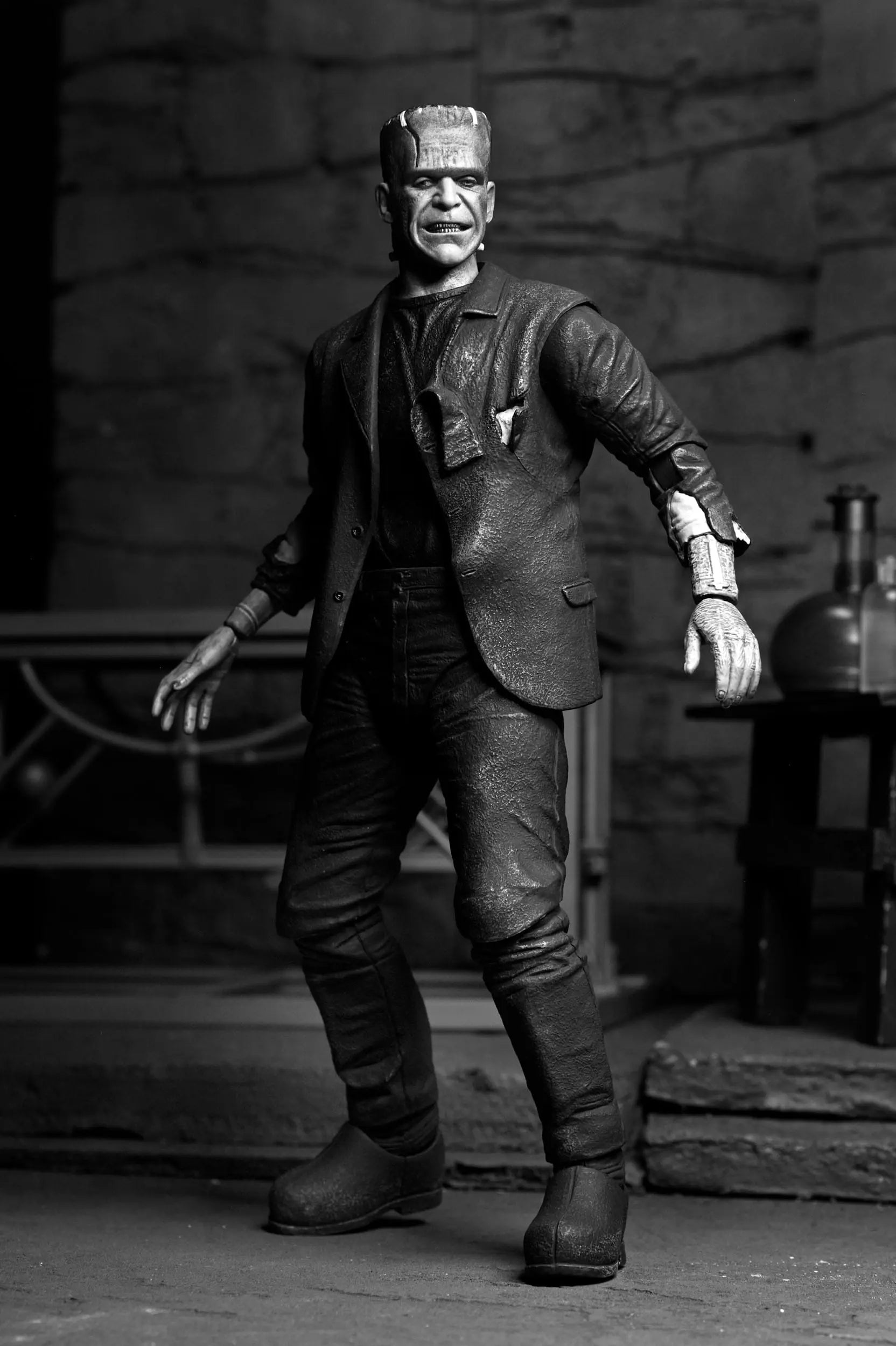 Frankenstein's Monster Universal Monsters figurine Ultimate (Bride of Frankenstein) (B&W) 18 cm Neca